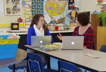 Two teachers are having a meeting.