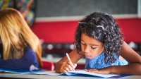 Photo kindergarden students writing in class