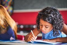 Photo kindergarden students writing in class